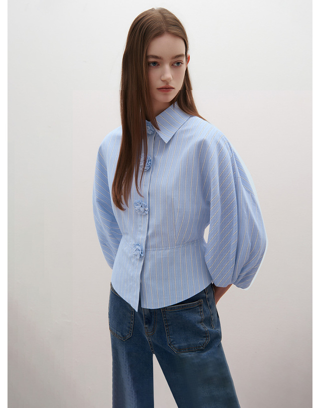 샤틴 플라워 버튼 스트라이프 블라우스 S262M253 착용컷