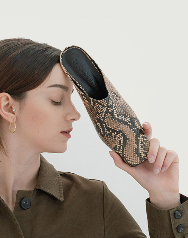세컨데일리 세컨데일리 [HAND MADE] 마르타(Marta)뮬 힐_베이지 파이톤 (6/9cm) 착용컷