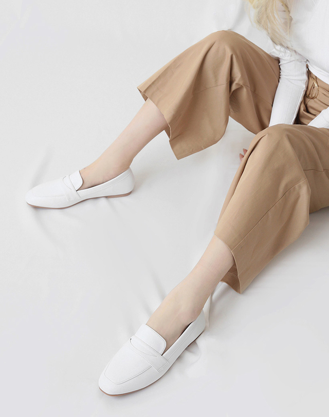 세컨데일리 세컨데일리 LEPOREM 르포렘 로퍼 화이트 착용컷