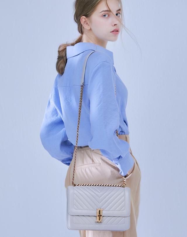 제이에스티나 JOELLE QUILTING MD 체인숄더백 (JHNCHA0BS701WH010) 착용컷