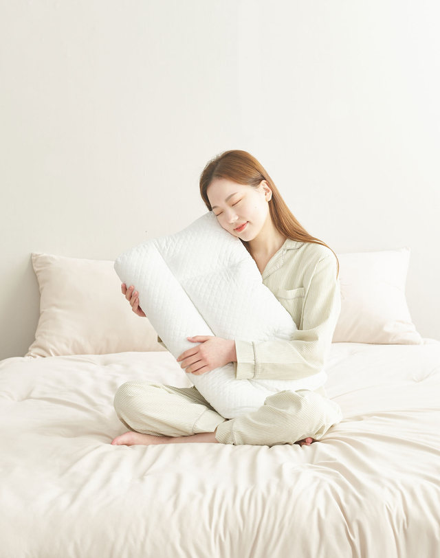 에어룸 [에어룸] 천연 라텍스 기능성 늦잠 경추베개 착용컷