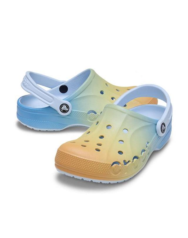 크록스 성인 BAYA SEASONAL PRINTED CLOG MBU (25SUCL206230) 착용컷
