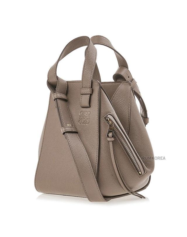 로에베 [로에베] FW25 여성 컴팩트 해먹 토트백 A538H13X23 3170 착용컷