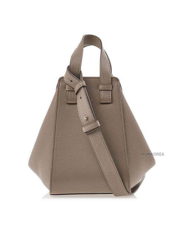 로에베 [로에베] FW25 여성 컴팩트 해먹 토트백 A538H13X23 3170 착용컷