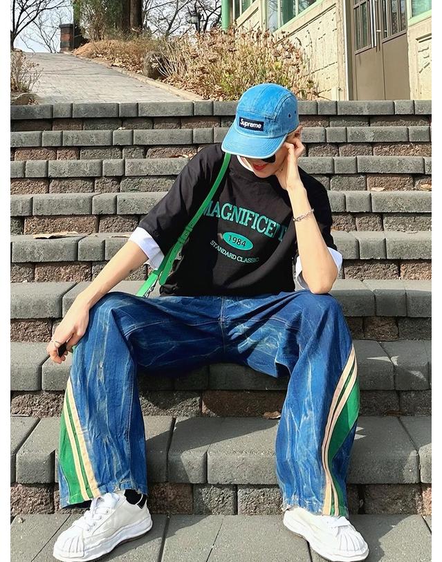 블론드나인 오버핏 크루넥 로고 반팔 티셔츠_블랙그린 화이트 착용컷