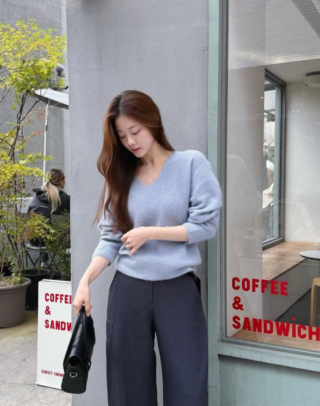 셀렙샵 에디션 셀렙샵에디션 FW 폭스울 V넥 스웨터 착용컷
