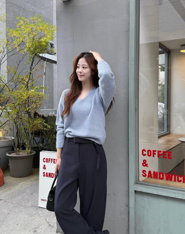 셀렙샵 에디션 셀렙샵에디션 FW 폭스울 V넥 스웨터 착용컷