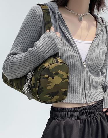 스터드 카모 해머 숄더백