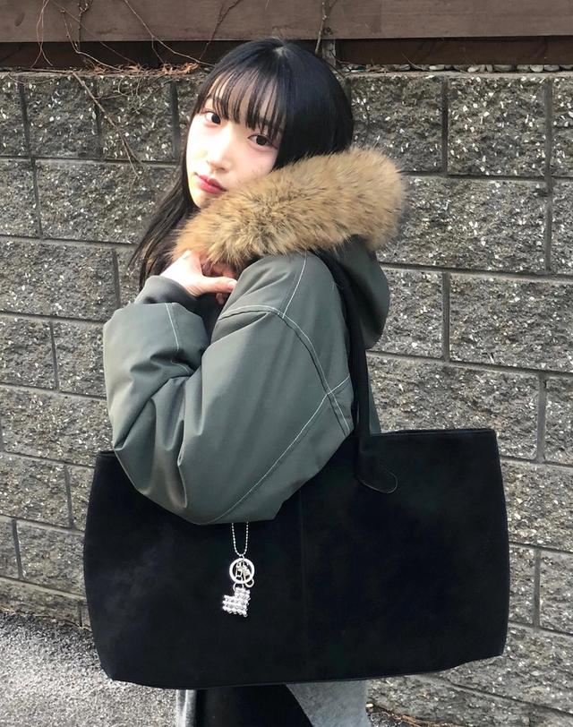 엔피스튜디오 오브제 스웨이드 숄더백 블랙 착용컷