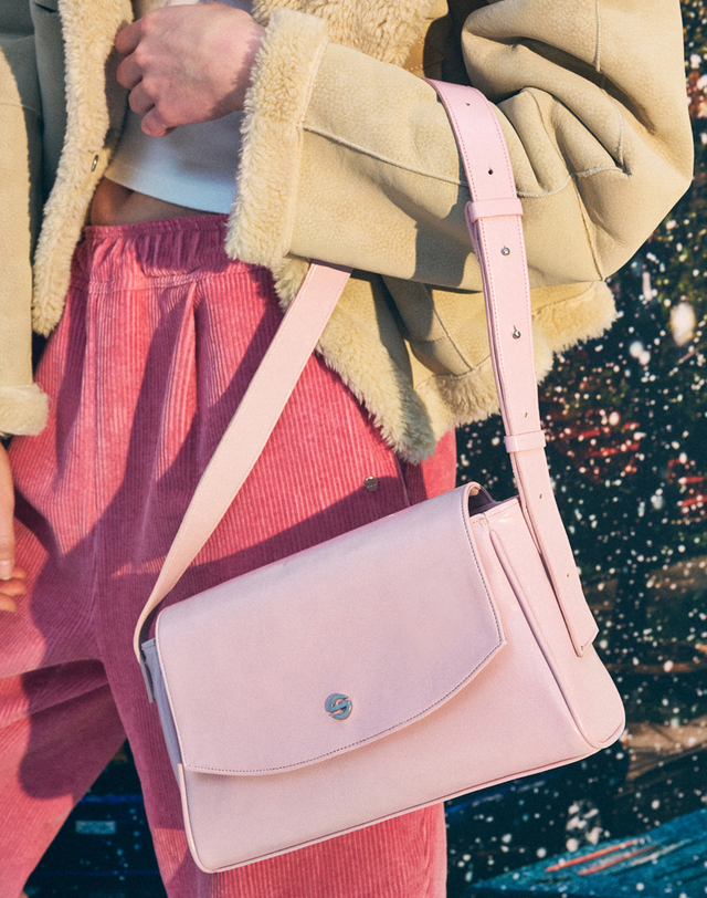 세미코드 Capture bag mini - crinkle light pink 착용컷