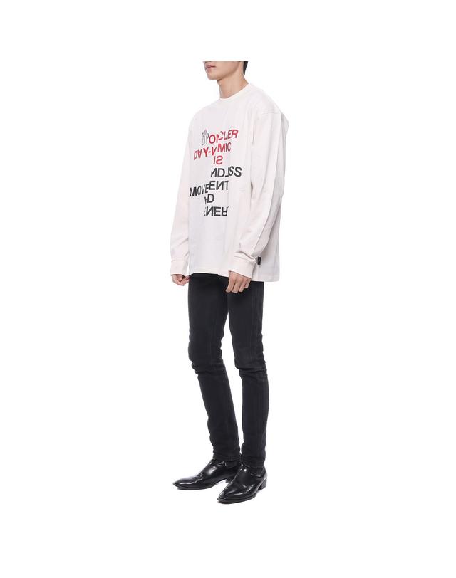몽클레어 남성 레터링 프린트 긴팔티셔츠 (8D00002_83927_041_22F) 착용컷