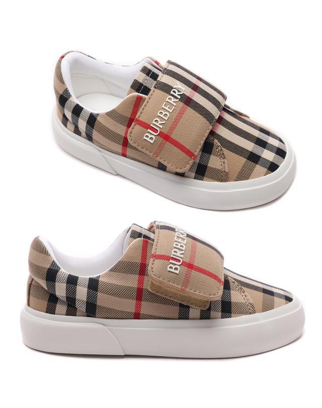 버버리 24SS 체크 벨크로 스니커즈 (8079075 ARCHIVE BEIGE 24S) 착용컷