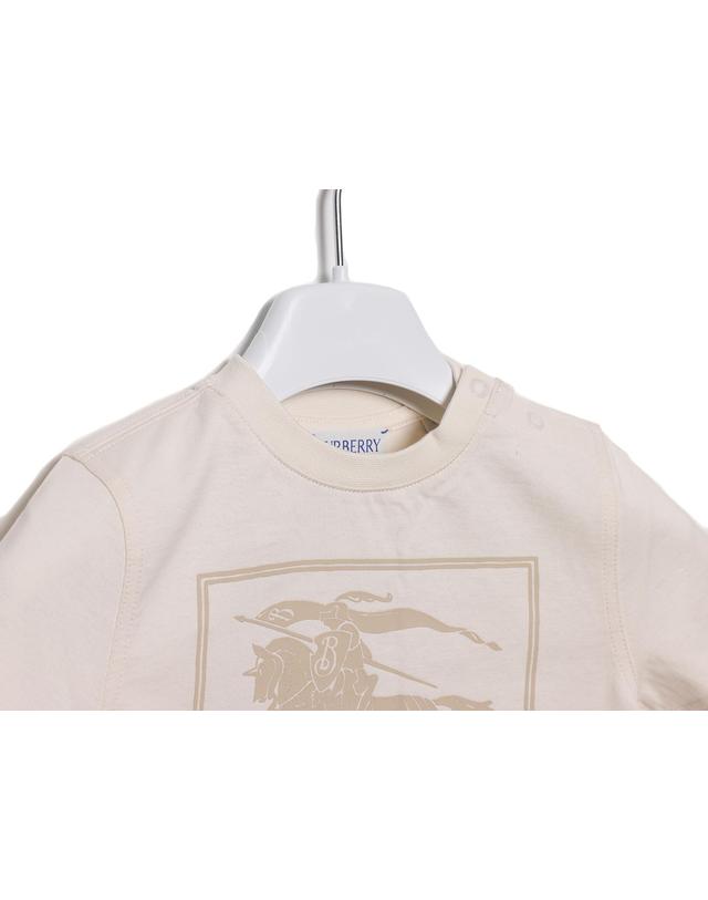 버버리 24SS EKD 프린트 반팔티셔츠 (8077992 PALE CREAM 24S) 착용컷