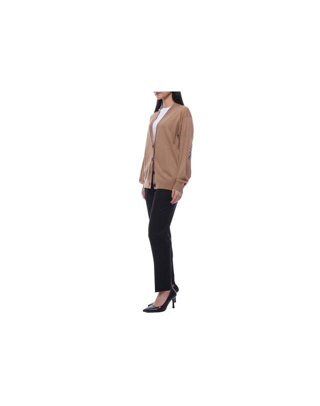버버리 23FW 여성 도녹 체크 패치 가디건 (8074885 CAMEL 23F) 착용컷