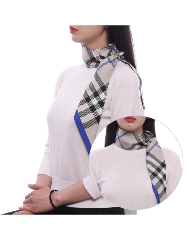 버버리 24SS 여성 체크 스키니 실크 스카프 (8088138 LICHEN 24S) 착용컷