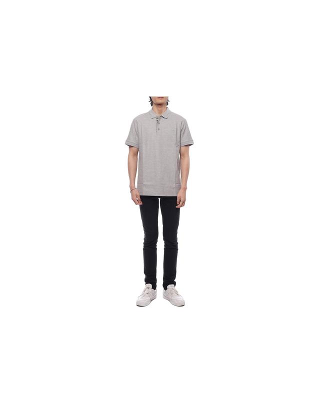 버버리 24SS 남성 자수 로고 폴로 반팔티셔츠 (8084011 PALE GREY MELANGE 24S) 착용컷