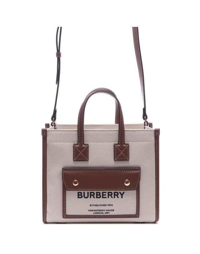 버버리 24FW 여성 프레야 미니 토트숄더백 (8044143 NATURAL TAN 24F) 착용컷