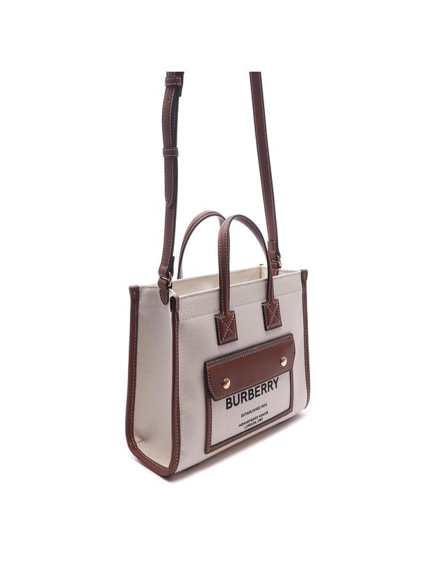 버버리 24FW 여성 프레야 미니 토트숄더백 (8044143 NATURAL TAN 24F) 착용컷