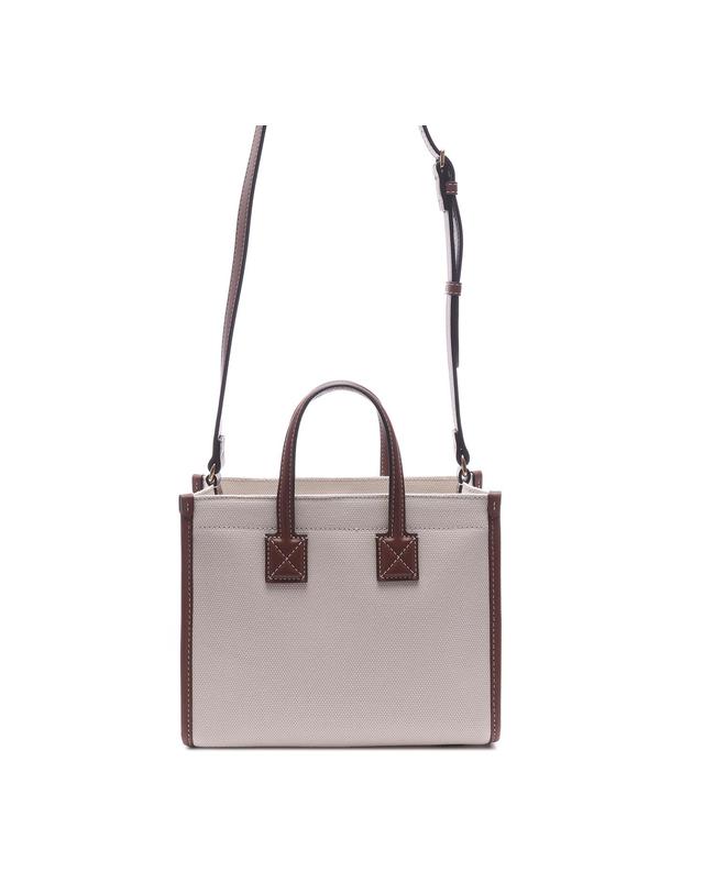 버버리 24FW 여성 프레야 미니 토트숄더백 (8044143 NATURAL TAN 24F) 착용컷