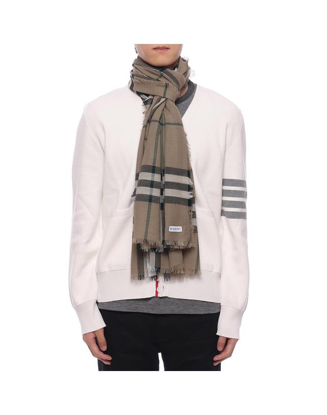 버버리 24FW 남성 체크 프린트 울 머플러 (8090725 LINDEN M 24F) 착용컷