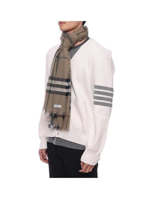 버버리 24FW 남성 체크 프린트 울 머플러 (8090725 LINDEN M 24F) 착용컷