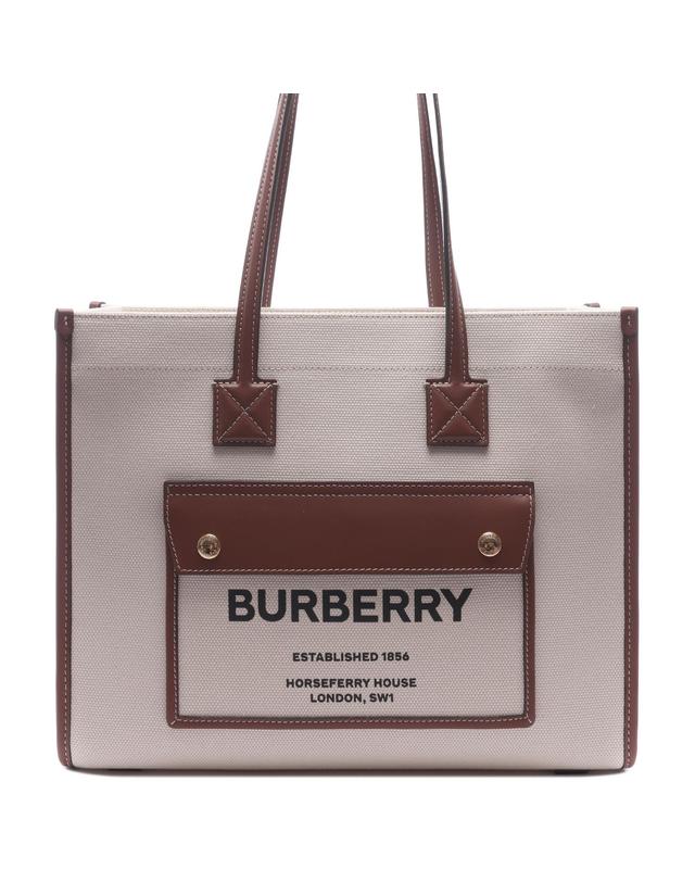 버버리 24FW 여성 프레야 스몰 토트백 (8044138 NATURAL TAN 24F) 착용컷
