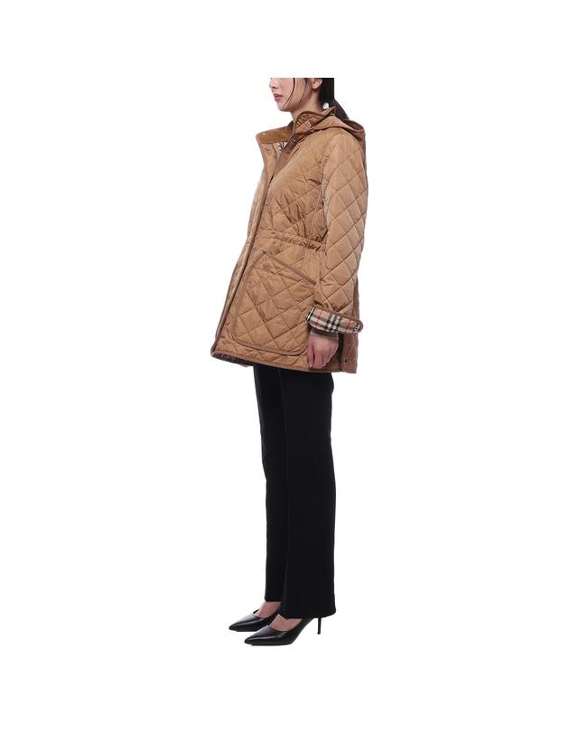 버버리 24FW 여성 다이아몬드 퀼팅 후드 재킷 (8070968 ARCHIVE BEIGE 24F) 착용컷