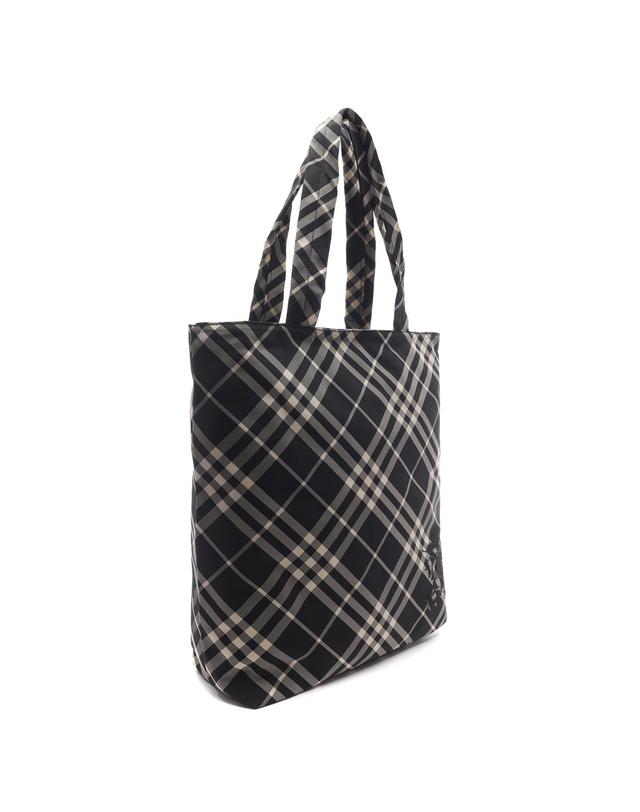 버버리 24FW 남성 EKD 체크 토트숄더백 (8097720 BLACK CALICO 24F) 착용컷