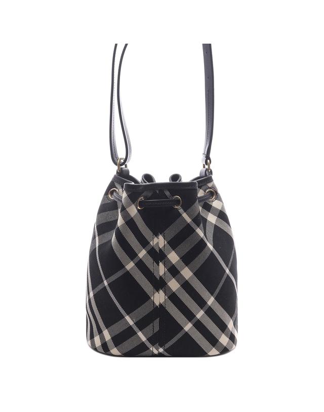 버버리 24FW 여성 체크 버킷 미니 숄더크로스백 (8095057 BLACK CALICO 24F) 착용컷