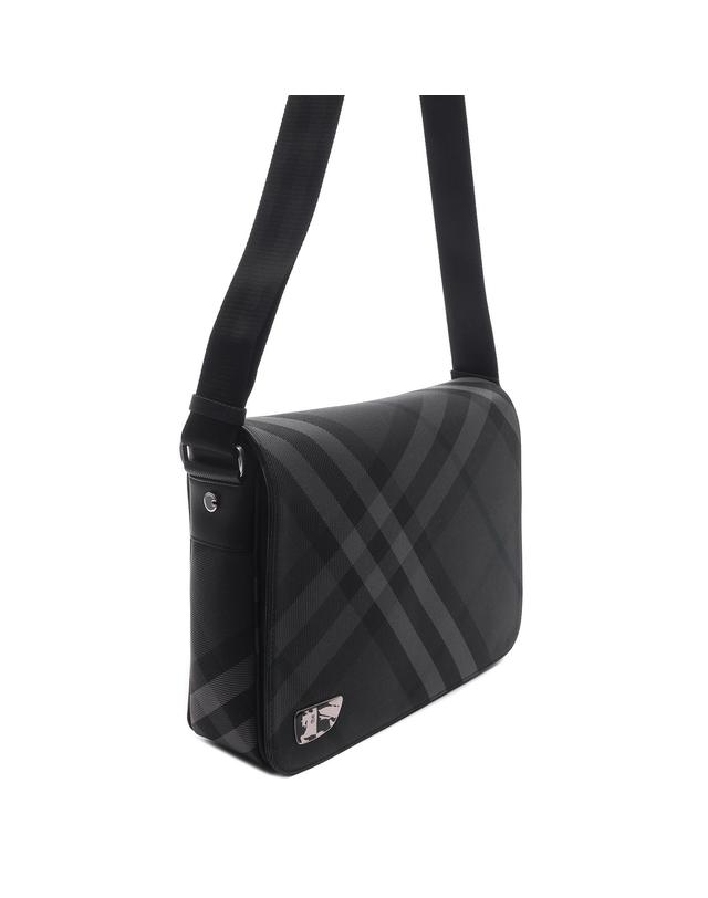 버버리 24FW 남성 EKD 그리드 메신저 크로스백 (8097351 CHARCOAL 24F) 착용컷