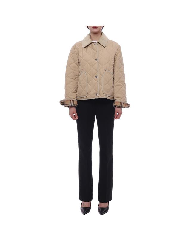 버버리 24FW 여성 코듀로이 다이아몬드 퀼팅 크롭 재킷 (8078520 SOFT FAWN 24F) 착용컷