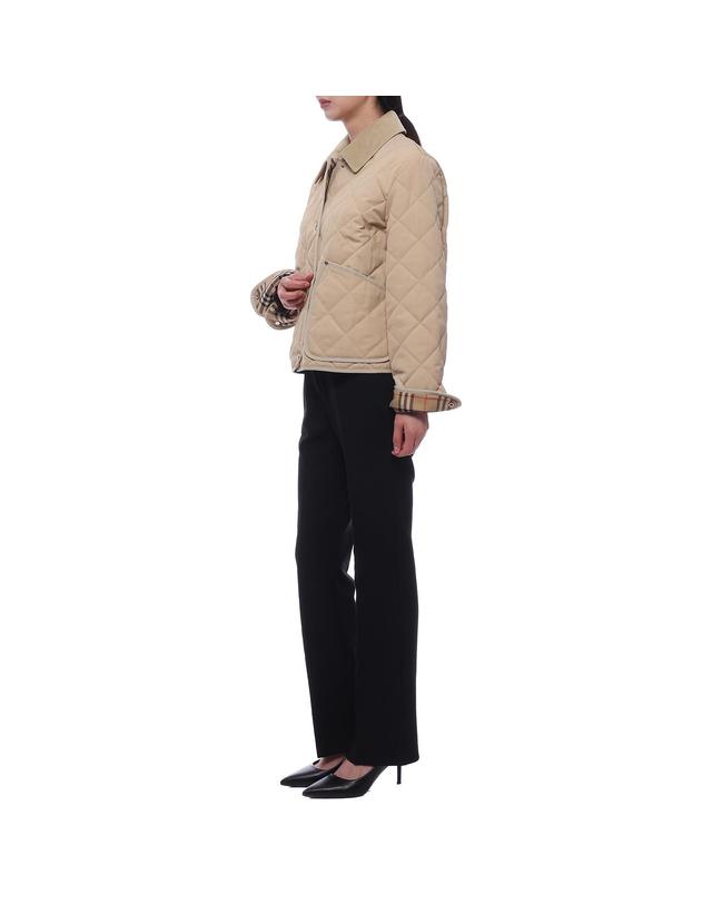 버버리 24FW 여성 코듀로이 다이아몬드 퀼팅 크롭 재킷 (8078520 SOFT FAWN 24F) 착용컷