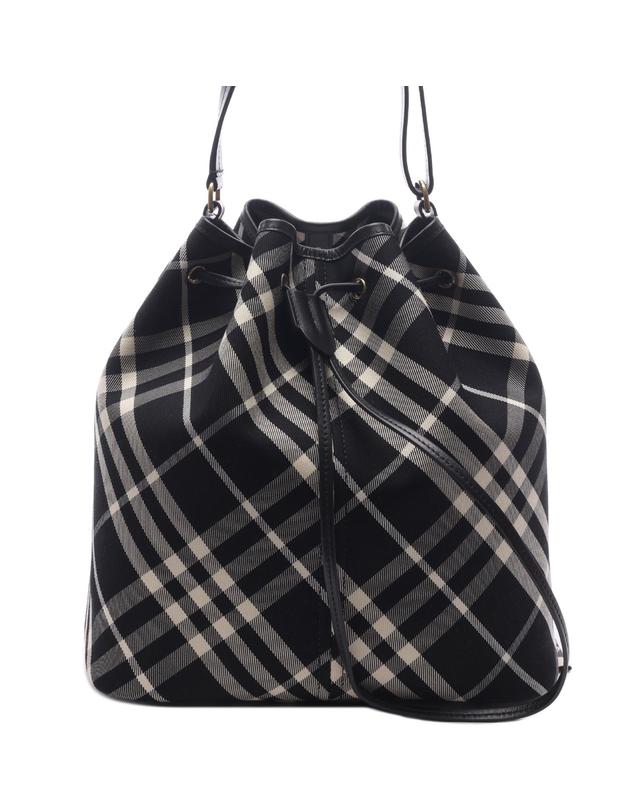 버버리 24FW 여성 체크 미디엄 버킷 숄더백 (8093871 BLACK CALICO 24F) 착용컷