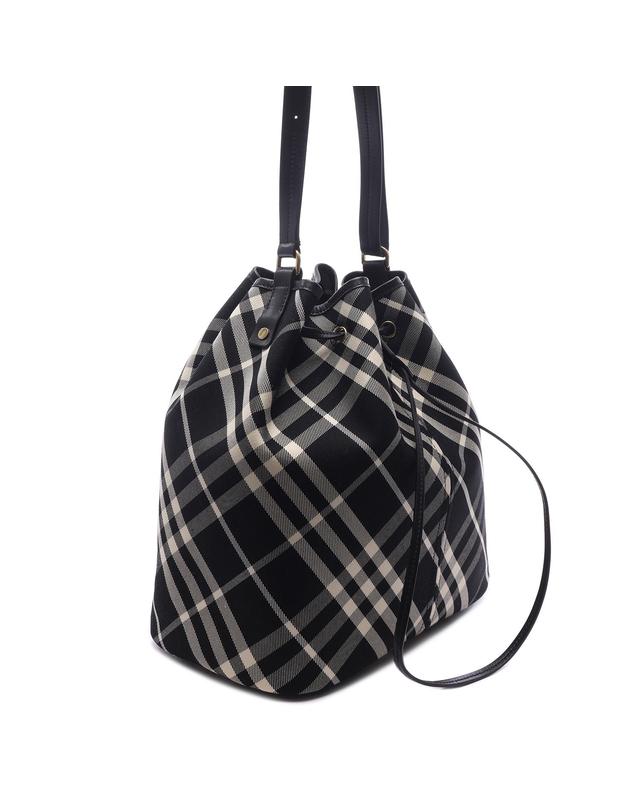 버버리 24FW 여성 체크 미디엄 버킷 숄더백 (8093871 BLACK CALICO 24F) 착용컷