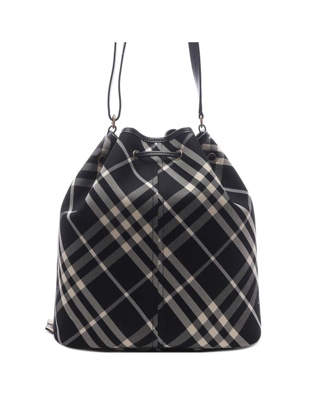 버버리 24FW 여성 체크 미디엄 버킷 숄더백 (8093871 BLACK CALICO 24F) 착용컷
