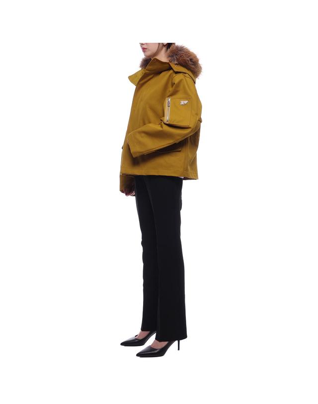 버버리 24FW 여성 인조 퍼 트리밍 코튼 재킷 (8095258 TEAK 24F) 착용컷