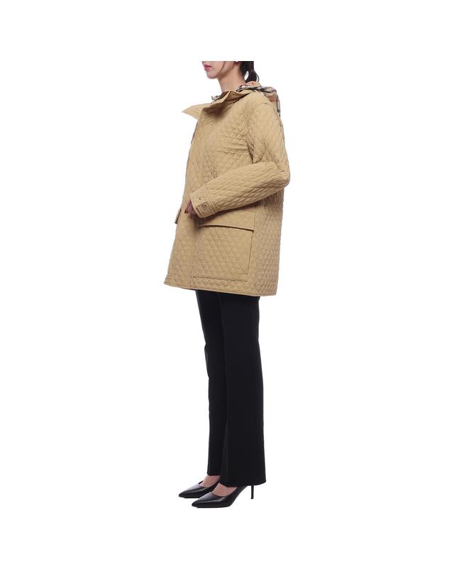 버버리 24FW 여성 체크 후드 퀼팅 재킷 (8093877 FLAX 24F) 착용컷