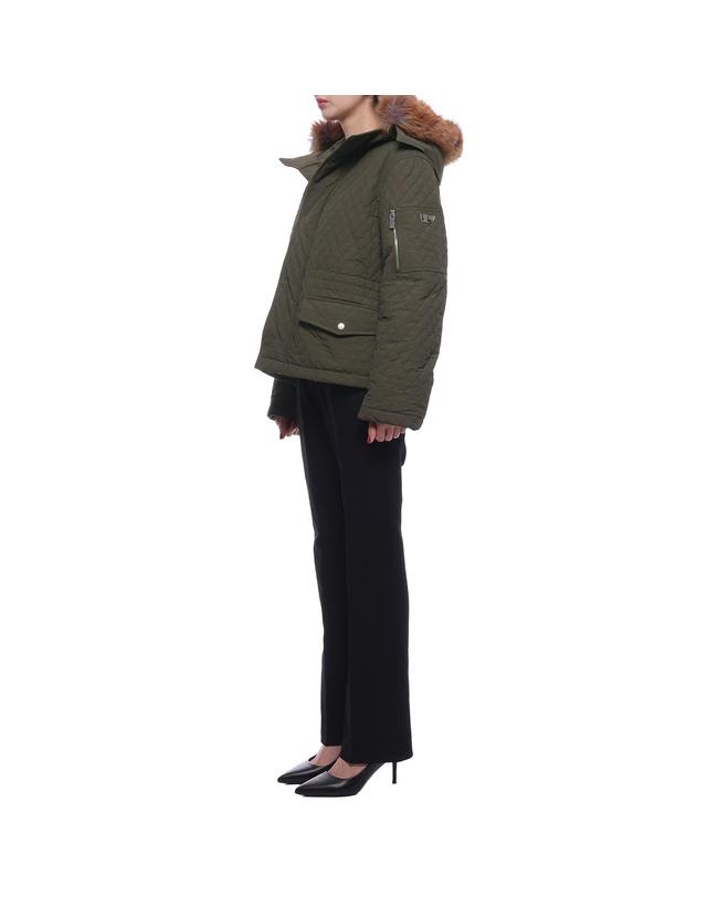 버버리 24FW 여성 퀼팅 코튼 블렌드 재킷 (8091555 LOCH 24F) 착용컷