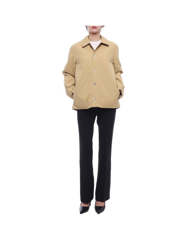버버리 24FW 여성 리버시블 퀼팅 재킷 (8093888 FLAX 24F) 착용컷