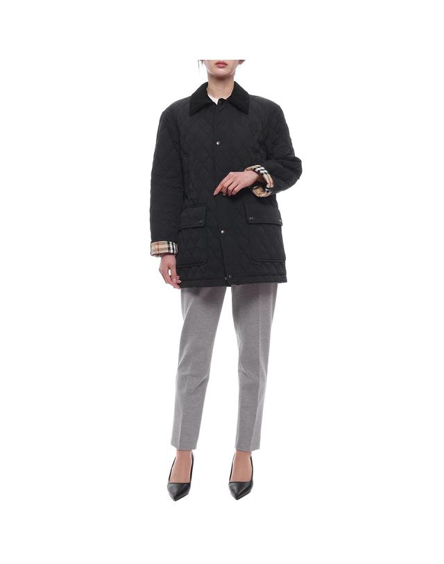버버리 24FW 여성 코듀로이 다이아몬드 퀼팅 재킷 (8096916 BLACK SAND 24F) 착용컷