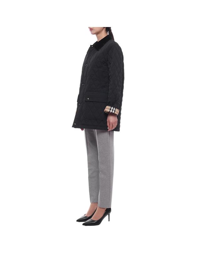 버버리 24FW 여성 코듀로이 다이아몬드 퀼팅 재킷 (8096916 BLACK SAND 24F) 착용컷