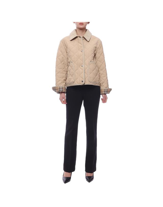 버버리 24FW 여성 다이아몬드 퀼팅 크롭 재킷 (8096026 SOFT FAWN 24F) 착용컷