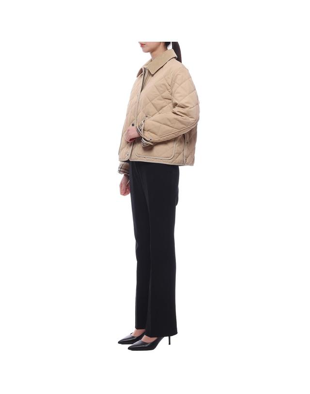 버버리 24FW 여성 다이아몬드 퀼팅 크롭 재킷 (8096026 SOFT FAWN 24F) 착용컷