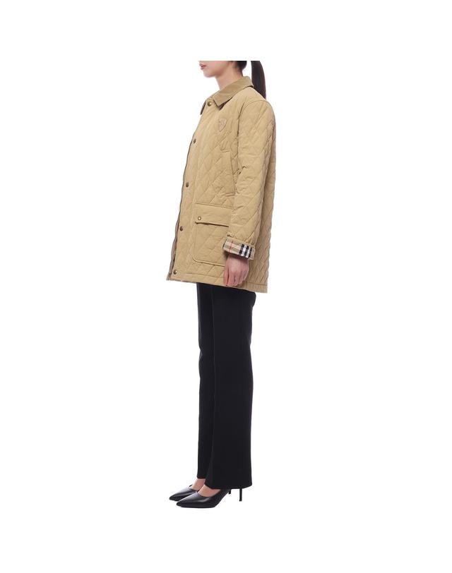 버버리 24FW 여성 코듀로이 다이아몬드 퀼팅 재킷 (8097994 FLAX SAND 24F) 착용컷