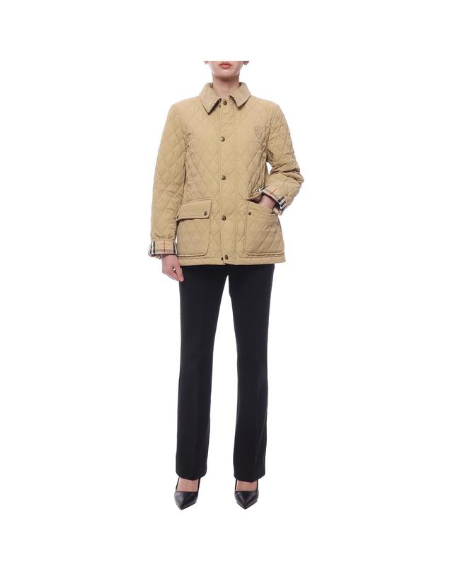버버리 24FW 여성 코듀로이 다이아몬드 퀼팅 재킷 (8097996 FLAX SAND 24F) 착용컷