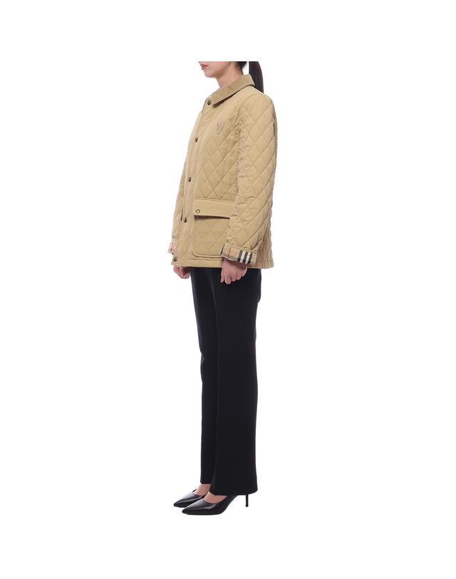 버버리 24FW 여성 코듀로이 다이아몬드 퀼팅 재킷 (8097996 FLAX SAND 24F) 착용컷