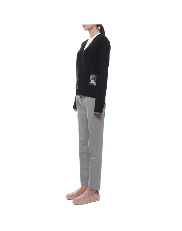 버버리 25SS 여성 체크 라벨 울 가디건 (8103191 BLACK 25S) 착용컷