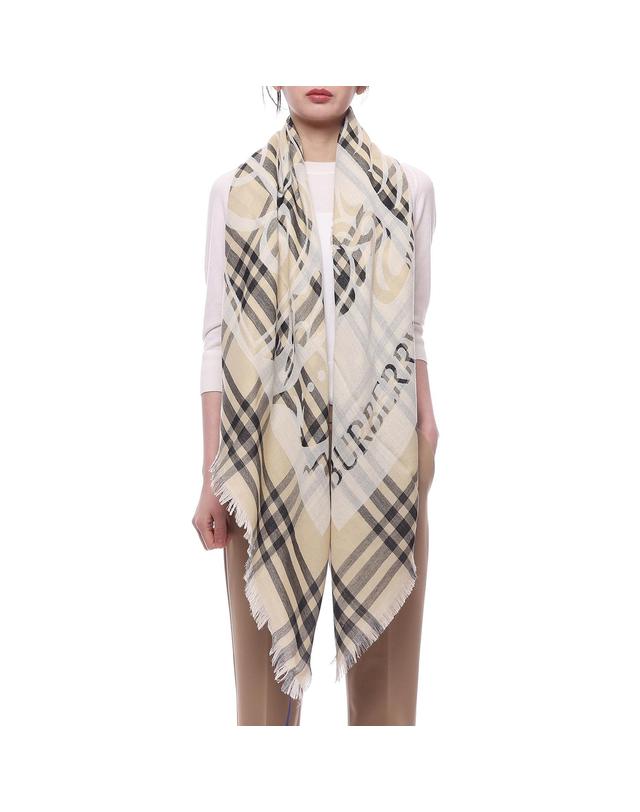 버버리 25SS 여성 EKD 울 블렌드 머플러 (8104326 CALICO W 25S) 착용컷