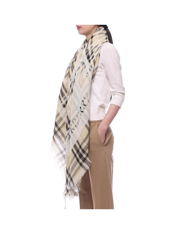 버버리 25SS 여성 EKD 울 블렌드 머플러 (8104326 CALICO W 25S) 착용컷