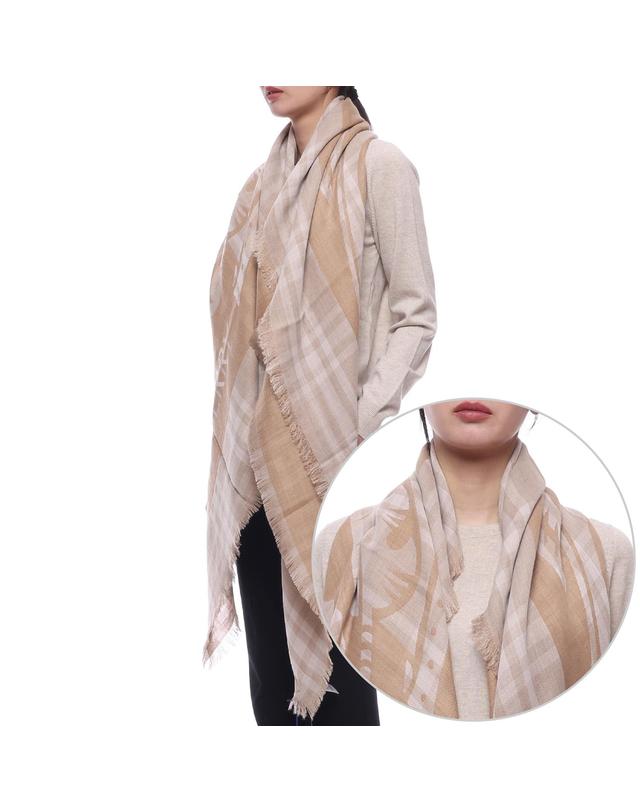 버버리 25SS 여성 EKD 울 블렌드 머플러 (8104832 CLAY W 25S) 착용컷